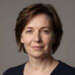 Портрет уверенного бизнесмена компании ЭмпСтрой Дома на нейтральном фоне в студийном освещении